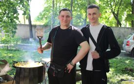 Танцювали, їли вареники, юшку, хот-доги, випічку та збирали кошти на авто для ЗСУ