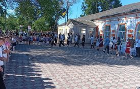 Обсипані цукерками, випускники гімназії № 9 приймали вітання