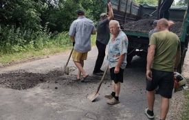 У Журбинцях мешканці самі відремонтували дорогу та розчистили хащі