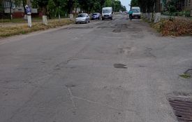 Такий ремонт дороги жінки називають жахом, а водії чоловіки не підбирають слів