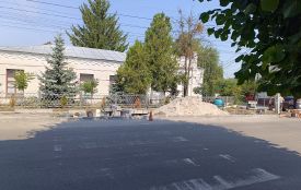 Біля ЦНАПу ремонтують тротуар