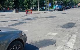 «Нарили ям і поїхали». Ремонт доріг знову став темою для обговорення