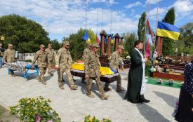 Навколішки, у тиші, зі сльозами на очах... Провели в останню земну дорогу Героя Ігоря Приставку