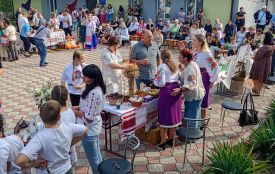 Супер концерт, борщ і каша, яких ще не їли, дзеркало з сюрпризом, покатульки і все це було на ІV народному фестивалі «Борщ і каша сила наша» в Пляховій
