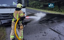 Вантажівка після удару об відбійник розлила пальне на дорозі біля Калинівки