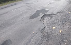 До «Журавля» двошаровий асфальт, далі — одні ями. Чому не все відремонтували?