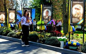 «Не кричіть, журавлі». У Глухівцях відкрили портрети земляків, які загинули за Україну