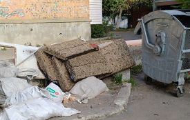 Козятинці виносять старі дивани на смітник