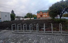 Перший крок до парковки. У Козятині біля сімейної медицини розгорнули будівельне сміття
