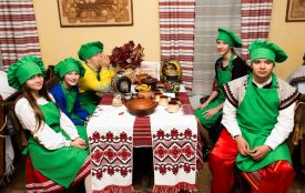 Влаштували «Вечорниці в Одарки»: частували кручениками, дерунами, варениками й штрудлями