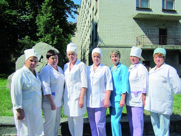Колектив хірургічного відділення Тетяна Шава (Молодша медсестра), Оксана Кокуца (Медсестра), Ольга Коц (Сестра медична), Зоя Тюріна (Сестра медична), Тетяна Поліщук (Медсестра), Ірина Шатківськ